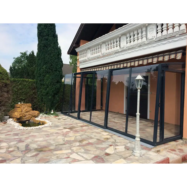 Svartramad altantak med glastak för pool och uteplats