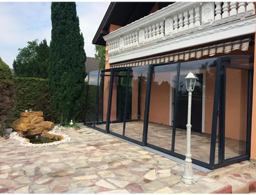 Svartramad altantak med glastak för pool och uteplats