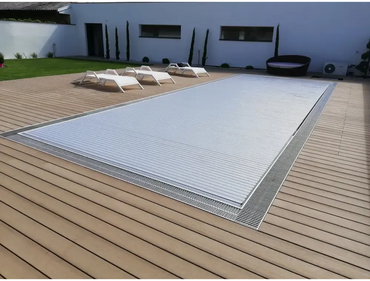 Silvrig metallpoolöverdrag med ribbad textur, extern motor och 60x14mm ram