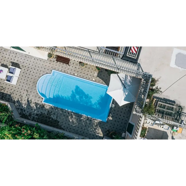 Rektangulär blå glasfiberpool Aruba med glasräcke och kakel