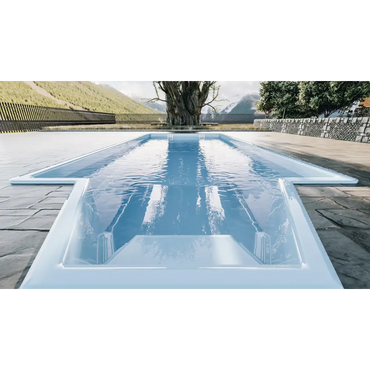 Modern medelstor glasfiberpool Grenada med vit ram och ljusblått vatten