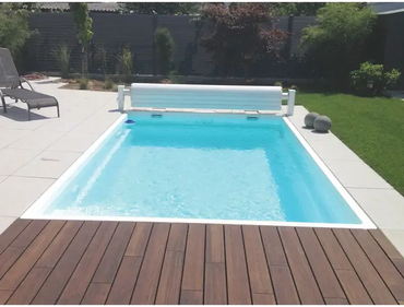 Glasfiberpool Victoria med bekväm sittplats och turkost vatten