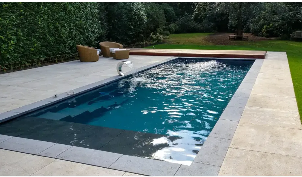 Leisurepools Cube -allas – moderni muotoilu, ulkotilassa, syvänsininen vesi, harmaat kivilaatat