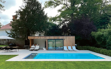 Modern Leisurepools Cube poolhus med träklädnad och stor glasdörr