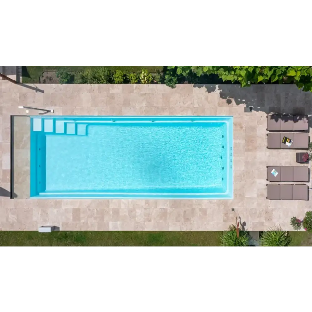 Rektangulär Leisurepools Definitive med hög vattenlinje, klarblått vatten och sluttande botten