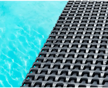 Svart texturerad gummimatta med spår för rektangulär minipool wellness pool