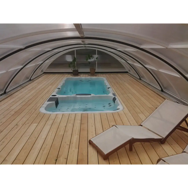 PassionSpa Aquatic 3 Deep Swim Spa med ljusblått vatten under kupol