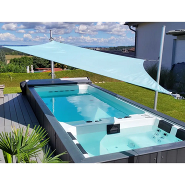 Ljusblå tygmarkis över PassionSpa Balance Swim Spa Sport Collection