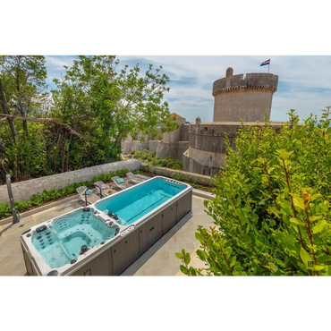 Modern PassionSpa Dynamic Swim Spa med turkost vatten och jetmunstycken