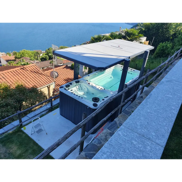 Svartvit PassionSpa Spirit Deep Swim Spa med infällbart tak