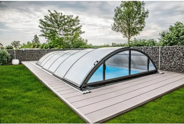 Krökt pooltäckning med extra starka profiler över trädäckspool