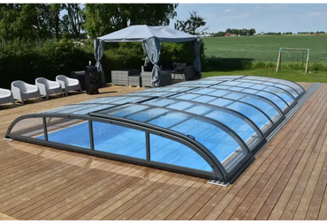 Modern pooltak Nivo Kit 860B med glasrutor över blå pool