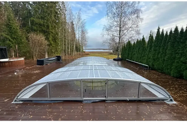 Pooltak Nivo Kit i transparent glas med silverram på trädeck