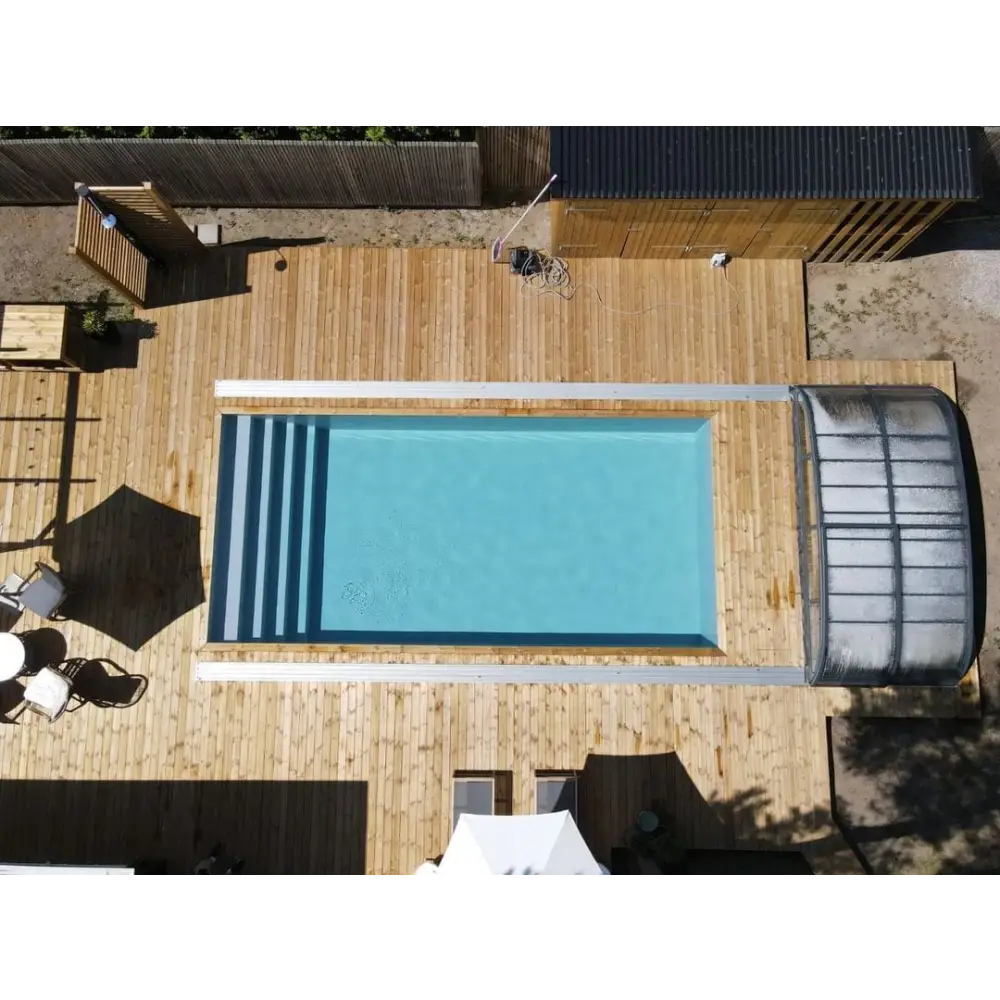 Pooltime Exklusiv 12mm PP pool med klarblått vatten i trädeck