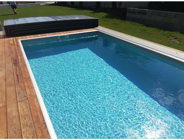 Exklusiv 12mm rektangulär pool med inbyggda trappor och klart blått vatten