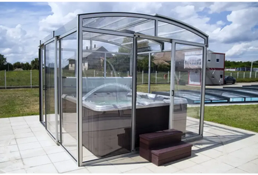 Spatak Luminosa med bågformad glasinrättning och mörkgrått bubbelbad i pool