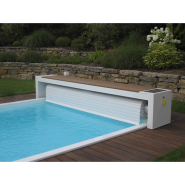 Vit garageport med 60x14mm lameller från Topmoov Ovanmark, vit pooltäckning och solpanel