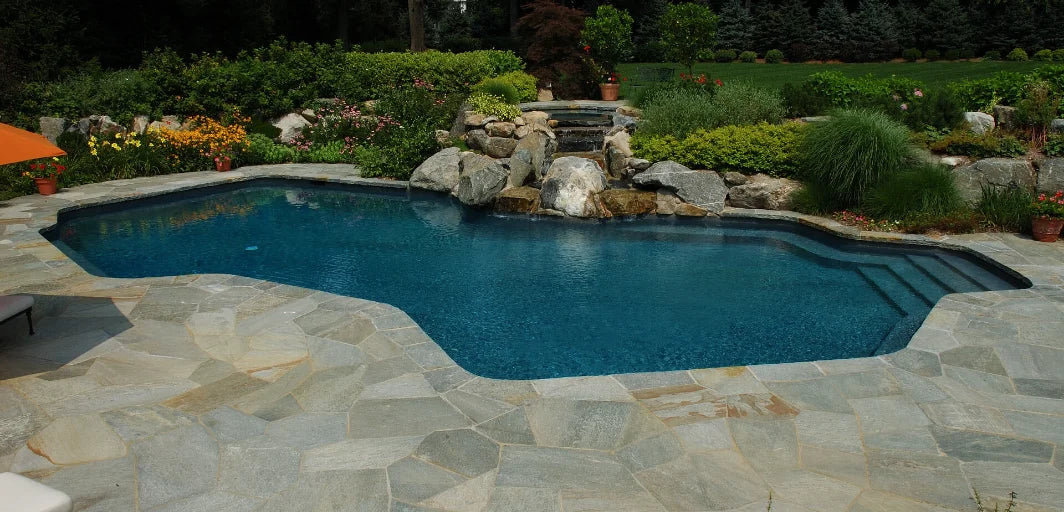 Sådan fungerer en poolvarmer – forskellige teknologier til varmere vand