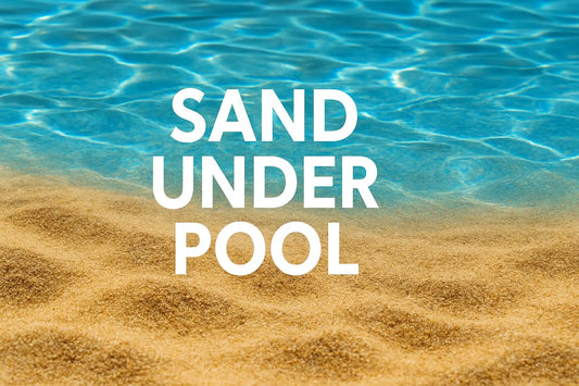 Gul sand kantas av klar blå pool i sandunderlag för 2025