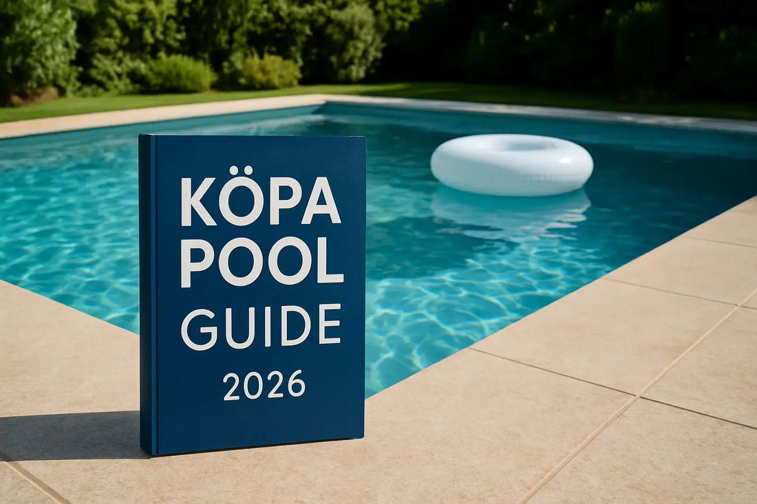 Mörkblå hårdinbunden bok Köpa pool guide 2026 vid pool i trädgård.