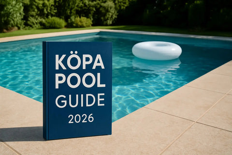 Mörkblå hårdinbunden bok Köpa pool guide 2026 vid pool i trädgård.