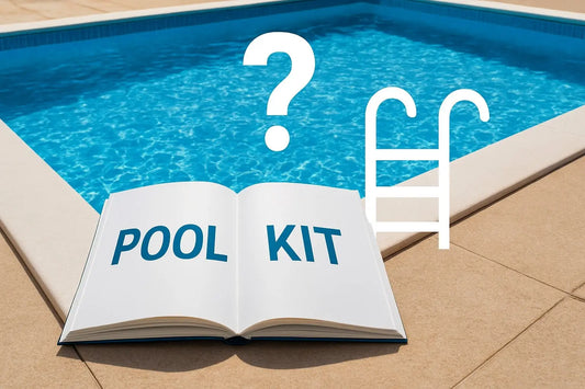 Öppen bok med pool kit i blått bredvid swimmingpool