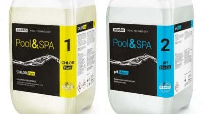 Kaksi valkoista muovikanisteria, joissa on Pool & Spa -merkintä – mustat, keltaiset ja siniset etiketit aaltokuviolla