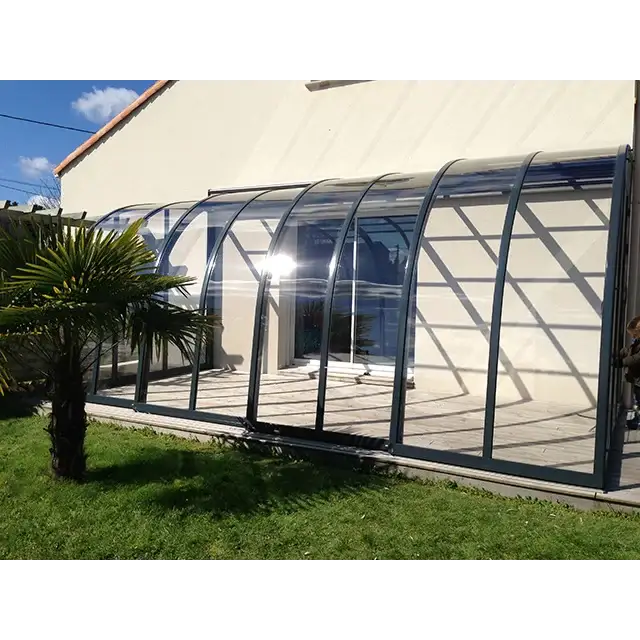 Svart ramat bågformat glastak altantak för uteplats med pooltak