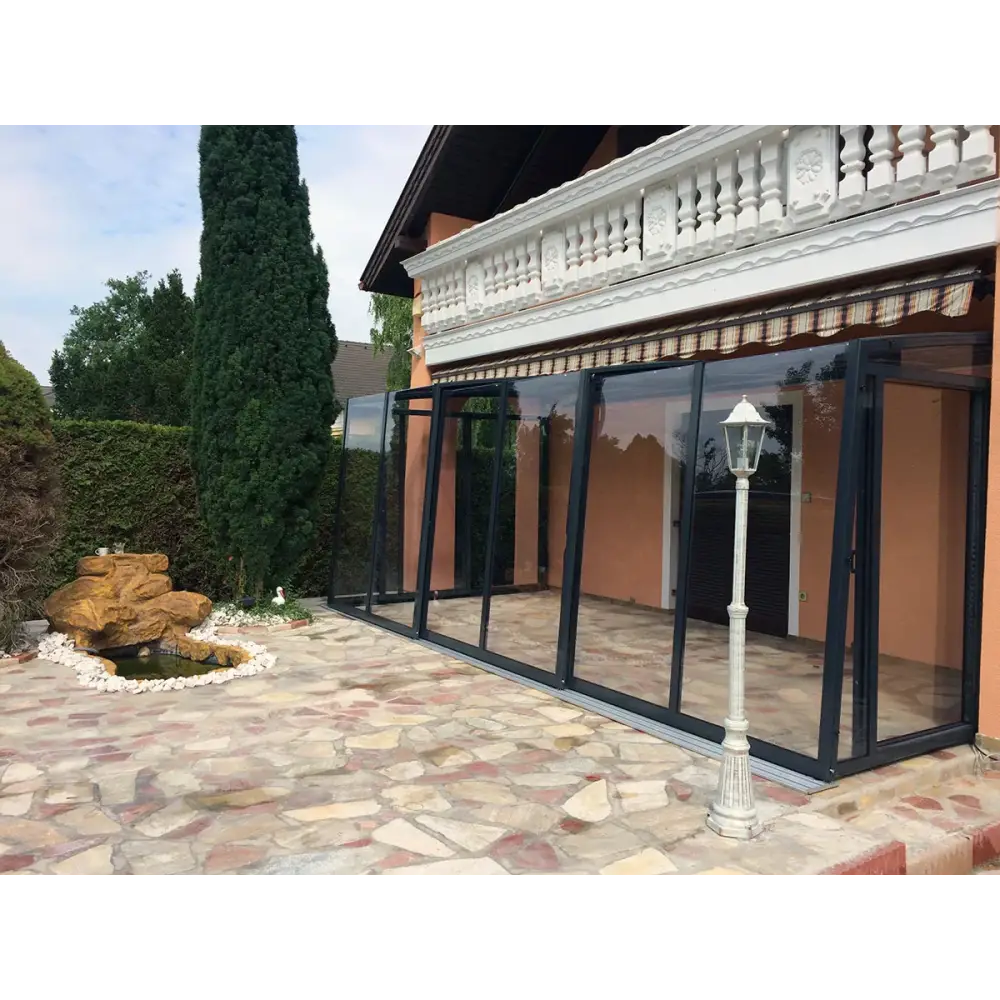 Svartramad altantak med glastak för pool och uteplats