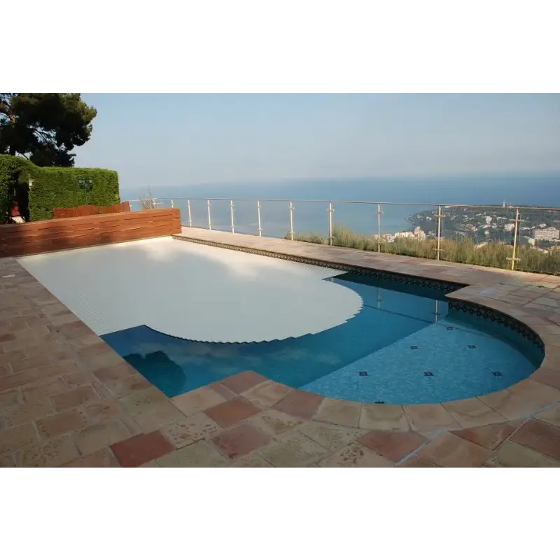 Vit AquaTop Ovanmark 5m bredd pooltäckning med vågkant över blå kakelpool