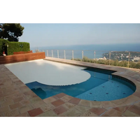 Vit AquaTop Ovanmark 5m bredd pooltäckning med vågkant över blå kakelpool