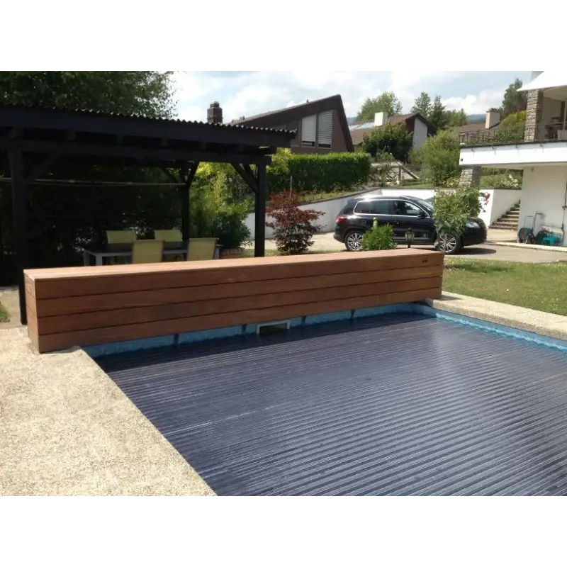 Mörkblå ribbad pooltäckning AquaTop Ovanmark 5m bredd med träbänk bredvid