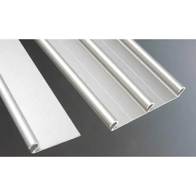 Silvriga aluminiumprofiler för extra skenor med reflekterande finish och räfflor