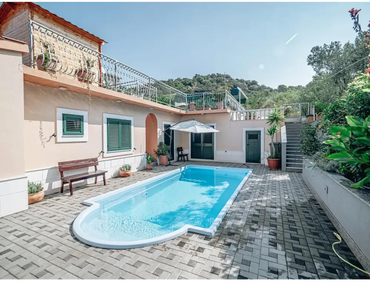 Aves-lasikuituallas – roomalaiset portaat, suorakulmainen muoto, kaareva pääty, kirkas sininen vesi, valkoisella laatoitetut reunat