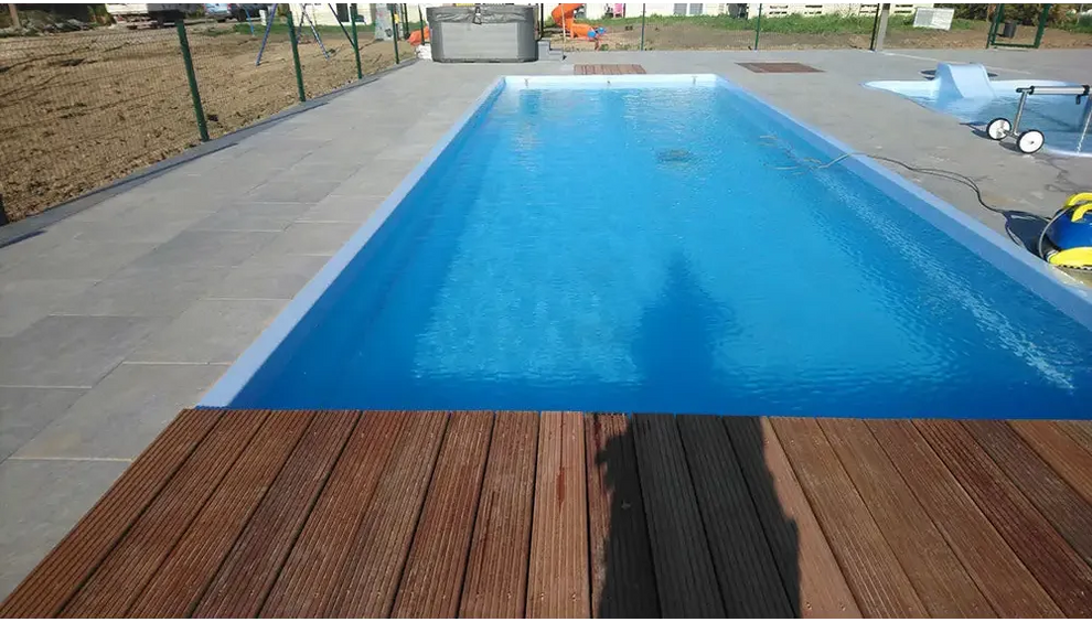 Bahama trädgårdspool med transparent pooltak och klarblått vatten
