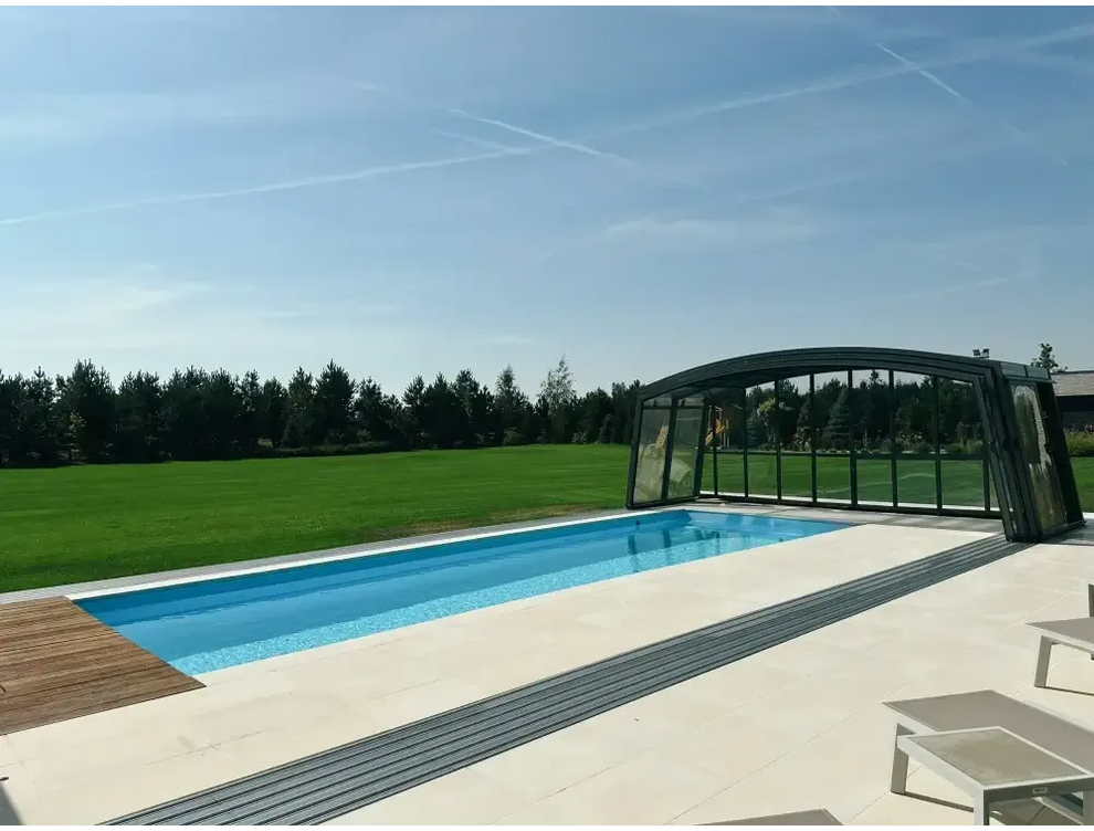 Bahama trädgårdspool med transparent pooltak, rektangulär med klart blått vatten
