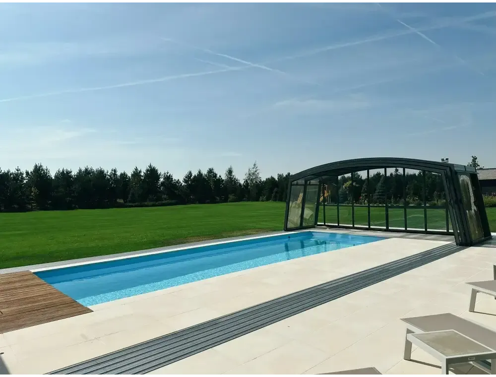 Bahama trädgårdspool i beige med transparent pooltak och inbyggda steg