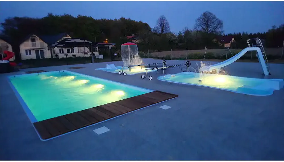 Bahama trädgårdspool med transparent pooltak och upplyst poolområde