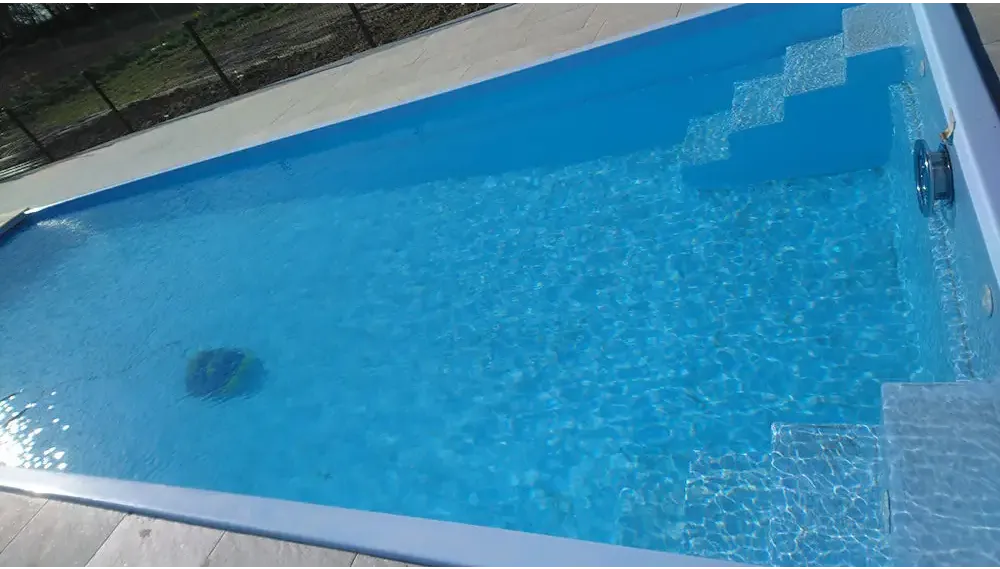 Bahama trädgårdspool med klar blå pool, kaklade trappor och transparent pooltak