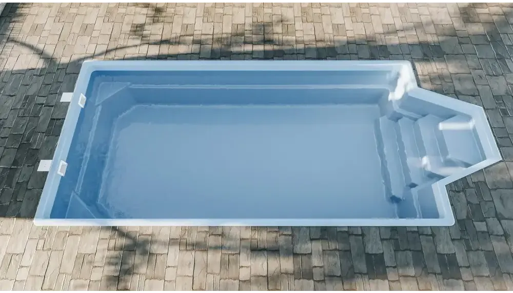 Glasfiberpool Grenada i ljusblått med intressant form och bekväma sittplatser