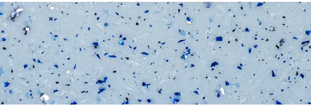 Ljusblå yta med glänsande blå och svarta glasbitar för glasfiberpool Jamaika 25x3 75x1 50m