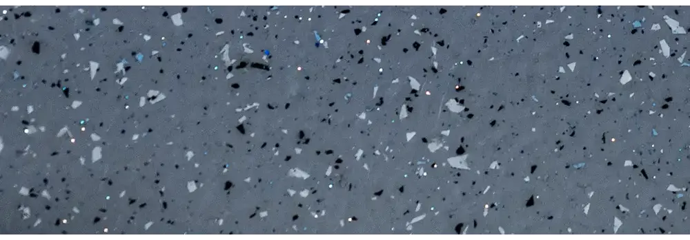 Grå terrazzo-yta med svarta, vita och blåa fläckar för Jamaika glasfiberpool 25x3 75x1 50m