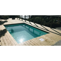 Glasfiberpool Mini Victoria med rektangulär form, turkost vatten och trädeck