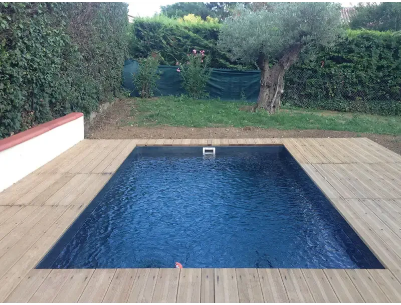 Glasfiberpool Mini Victoria med djupblått vatten och trädeck