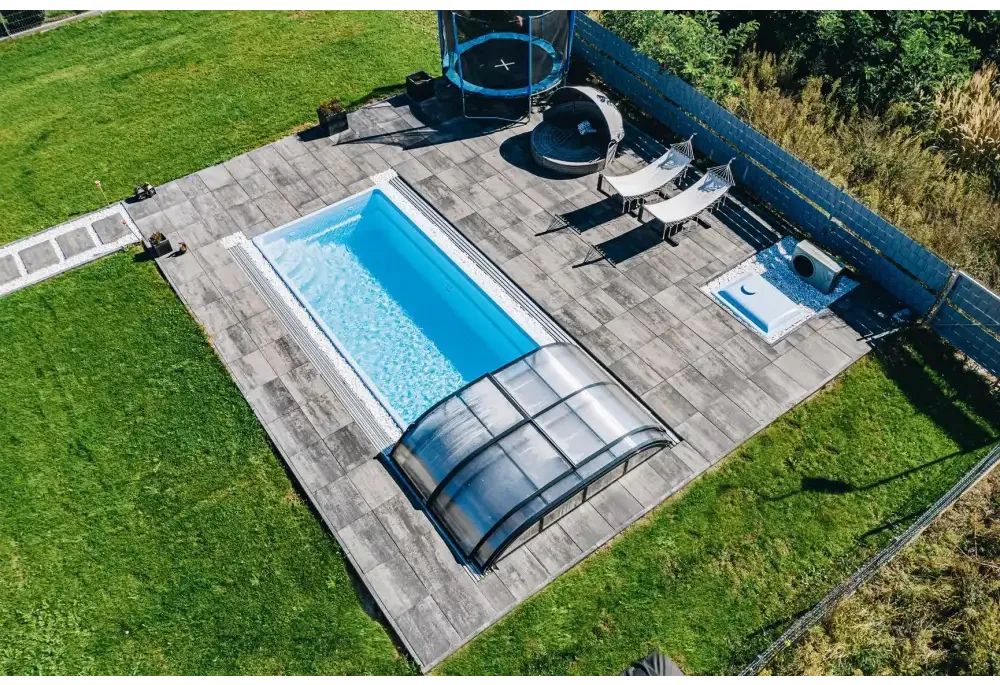 Glasfiberpool Papeete med elegant pooltak och klarblått vatten