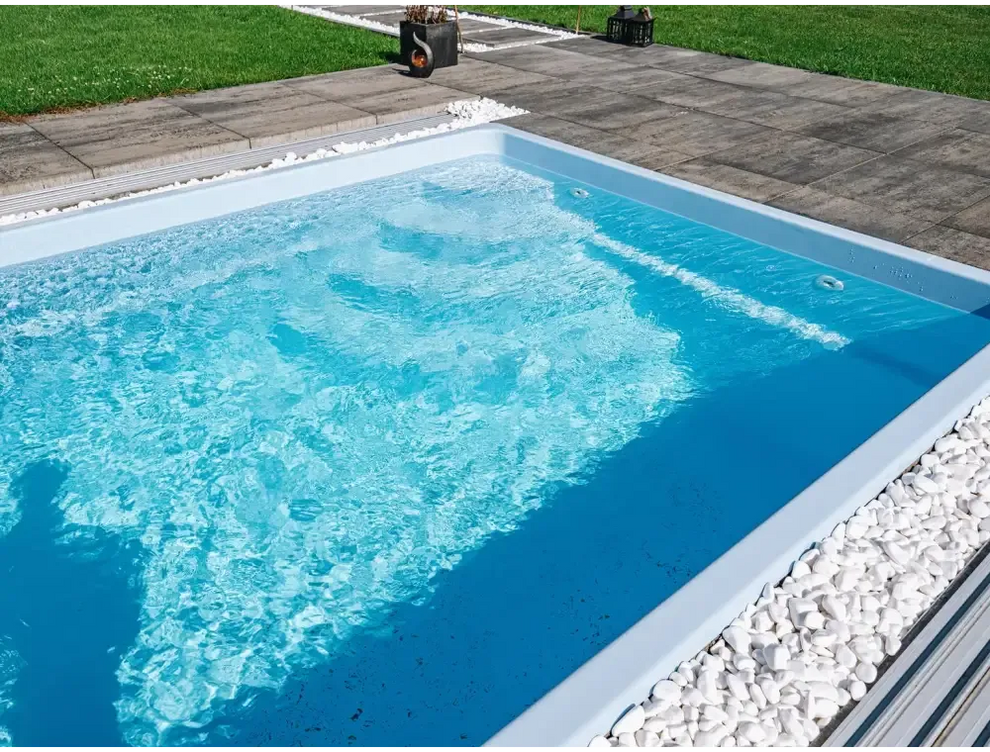 Modern glasfiberpool Papeete med pooltak, rektangulär med klart blått vatten och vita stenar