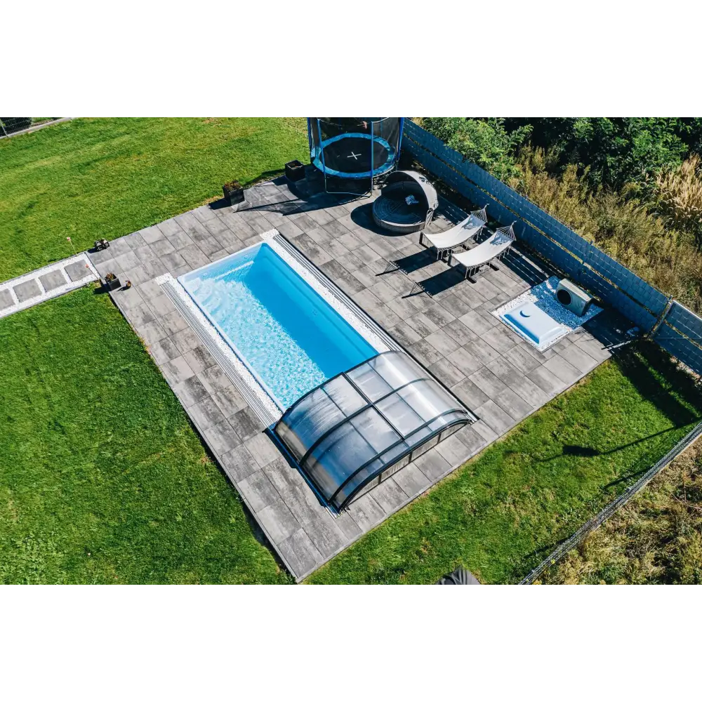 Glasfiberpool Papeete med rektangulär form, klart blått vatten och transparent tak