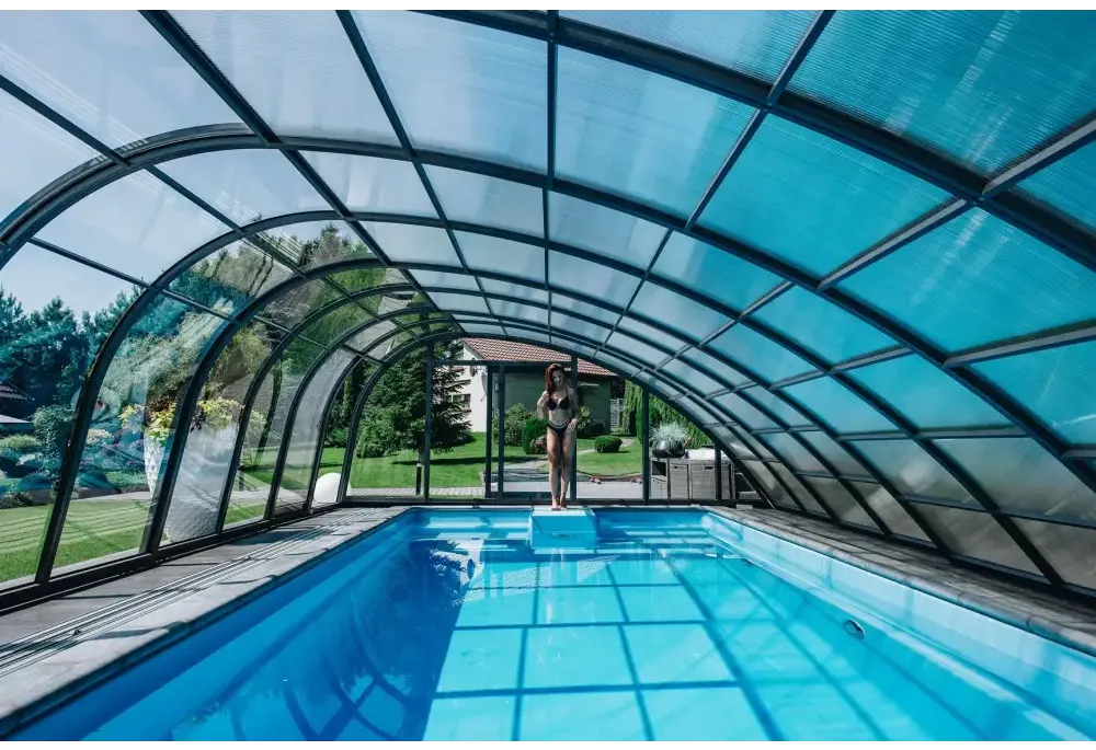 Blå glasfiberpool Trinidad med inbyggt poolöverdrag och transparent tak