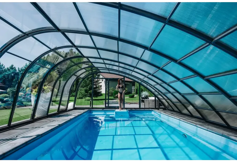 Blå glasfiberpool Trinidad med inbyggt poolöverdrag och transparent tak