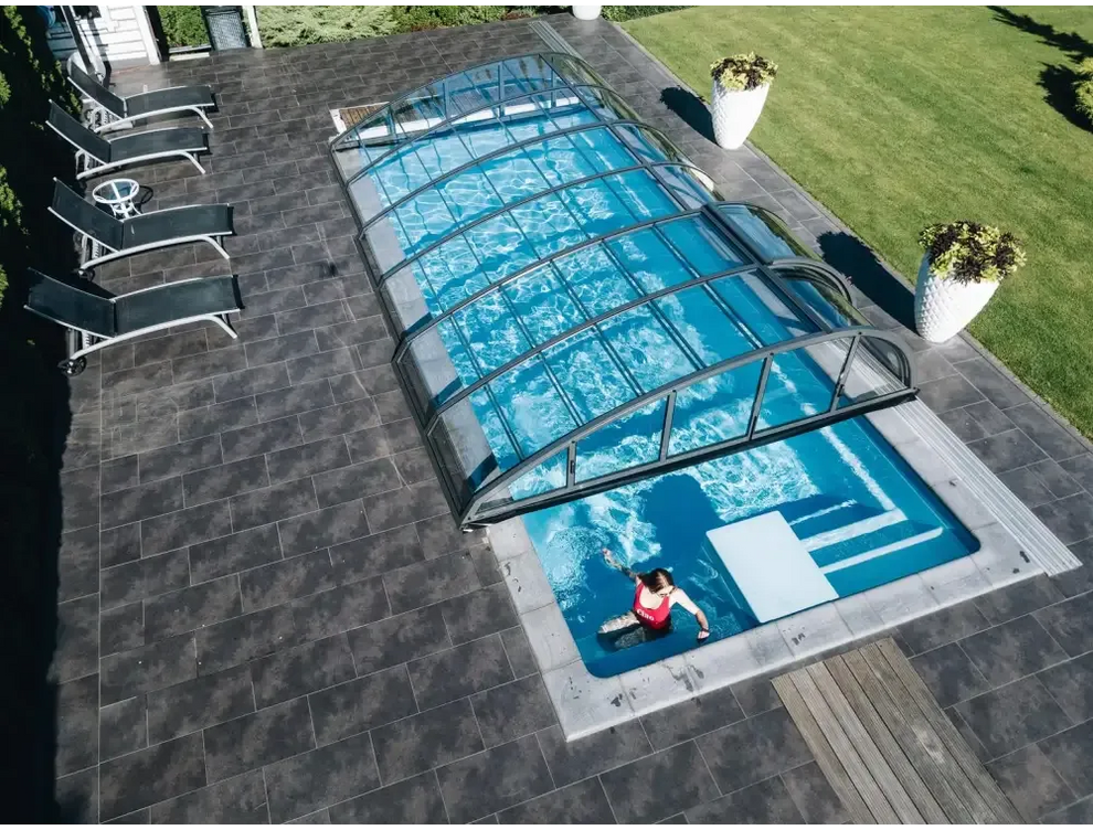 Glasfiberpool Trinidad med blå kakel och inbyggt poolöverdrag